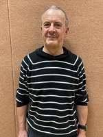 Ein Bild, das Person, Menschliches Gesicht, Lächeln, Kleidung enthält.

Automatisch generierte Beschreibung